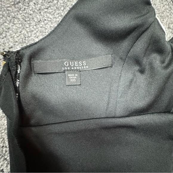 Black and white striped Guess sleeveless crop top. Gold zipper closure. - Picture 8 of 9